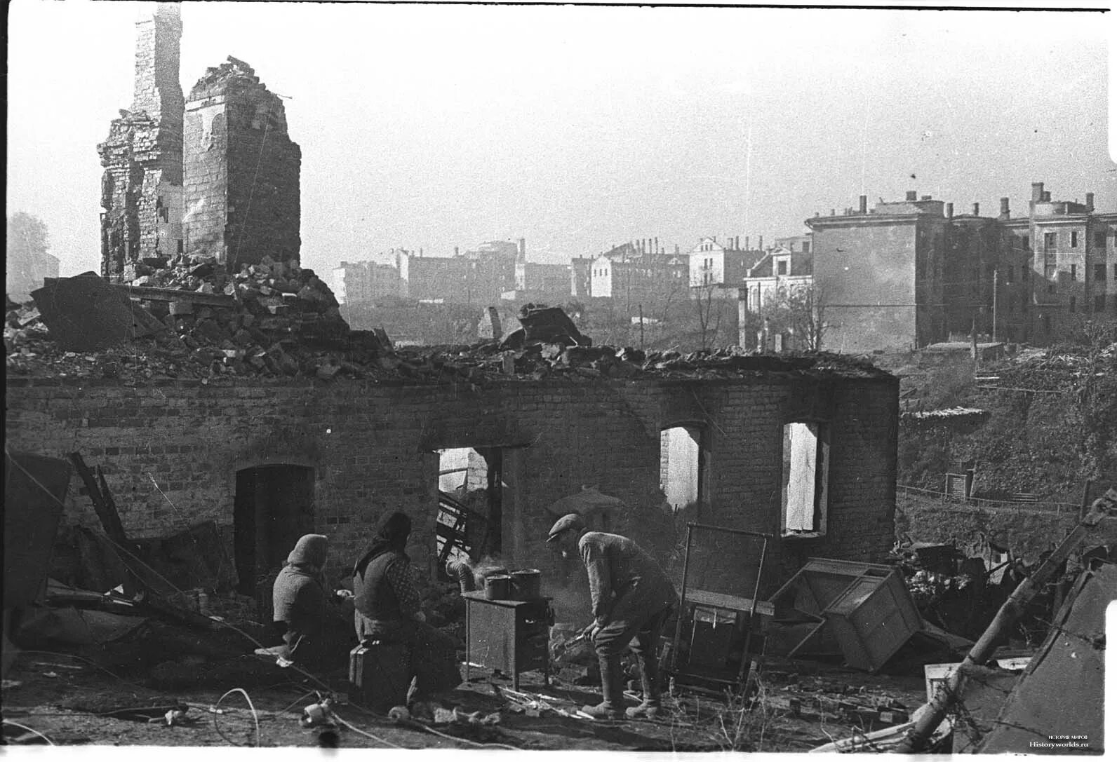Город разрушенный во время войны. Освобождение Смоленска в 1943. Разрушенный Смоленск 1943. Смоленск после освобождения 1943. Смоленск после войны 1941-1945.