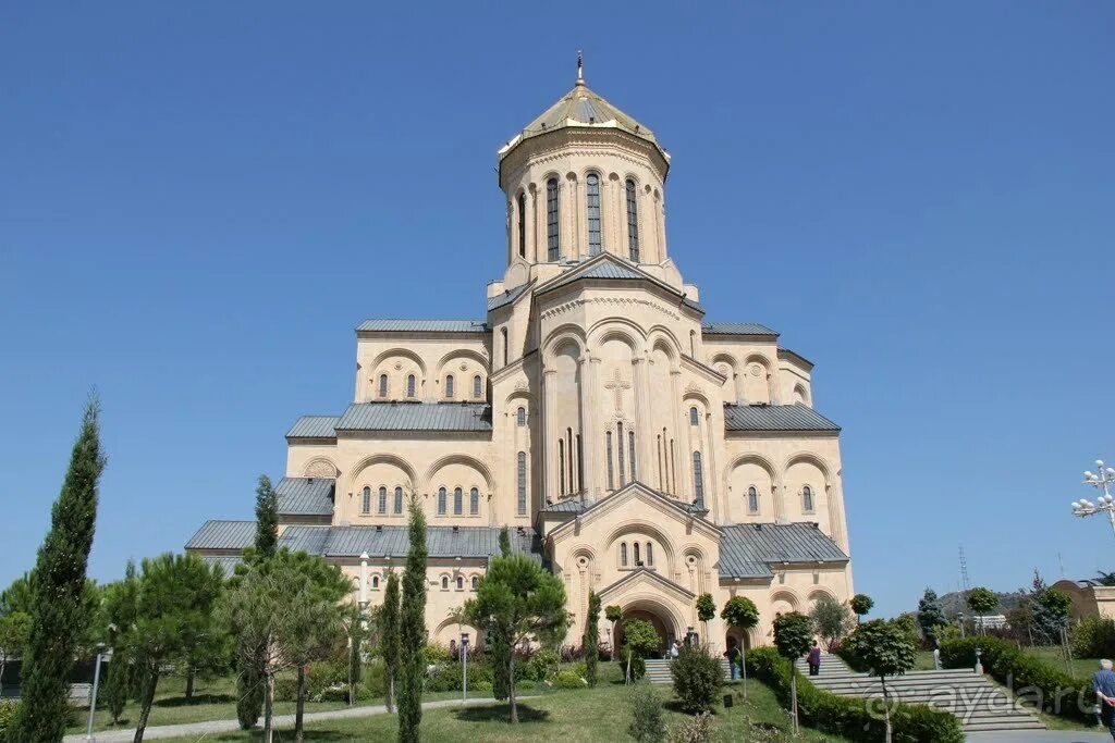 Троица тбилиси. Церковь Святой Троицы Тбилиси. Цминда Самеба Тбилиси.