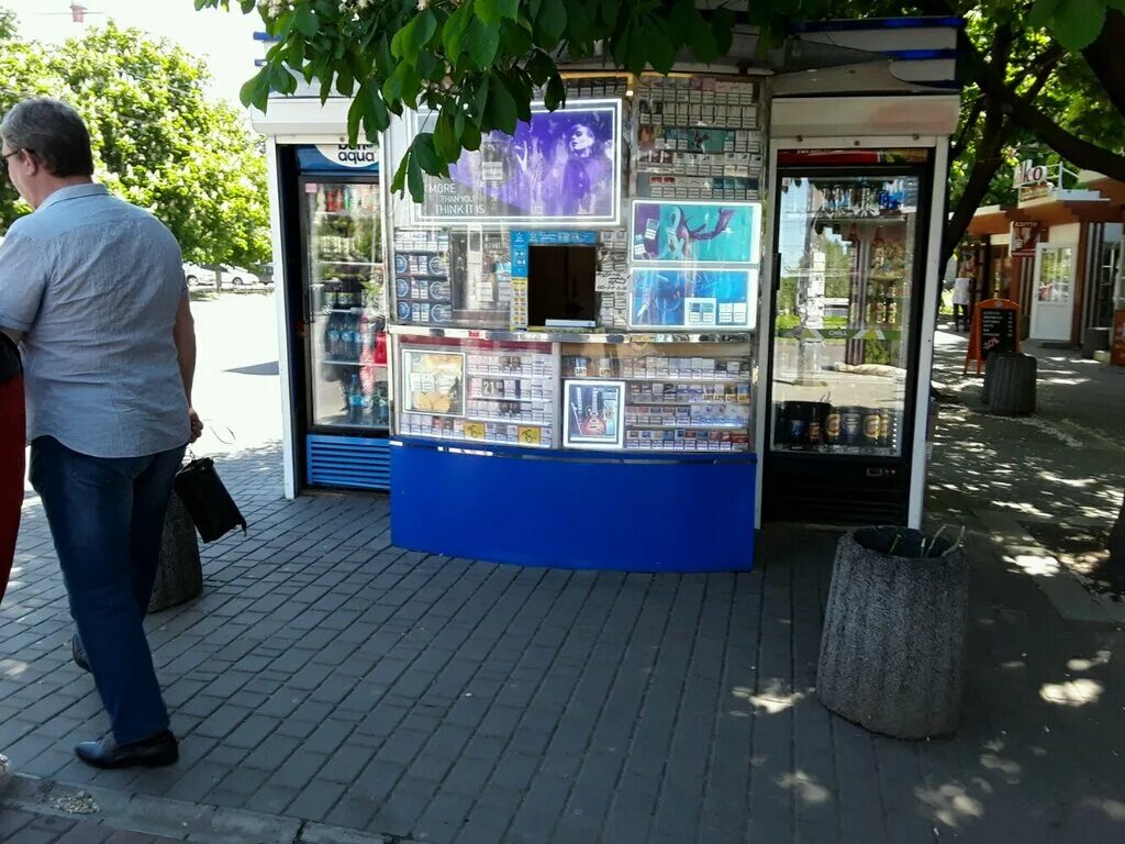 витрина для сигарет. ларек с сигаретами. сигаретный ларек. павильоны для сигарет. сигареты киоск.