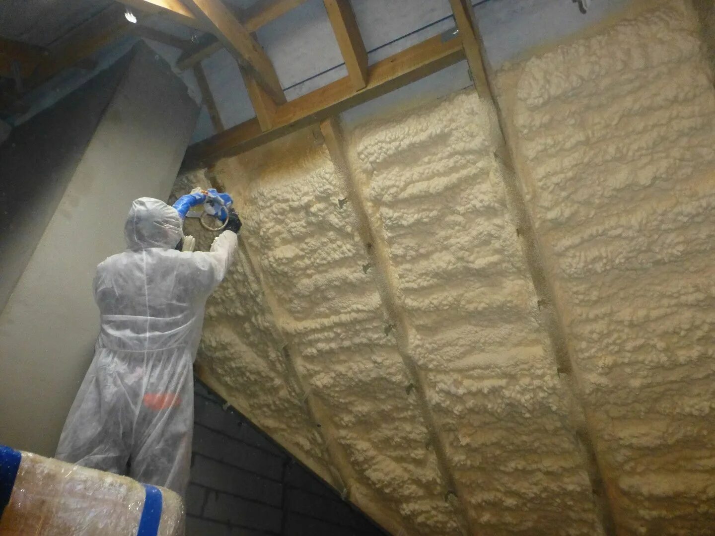 Пенополиуретановый утеплитель. Ппу теплоизоляция ангара. Утепление распылителем. Утепление распылителем. Утепление распылителем.