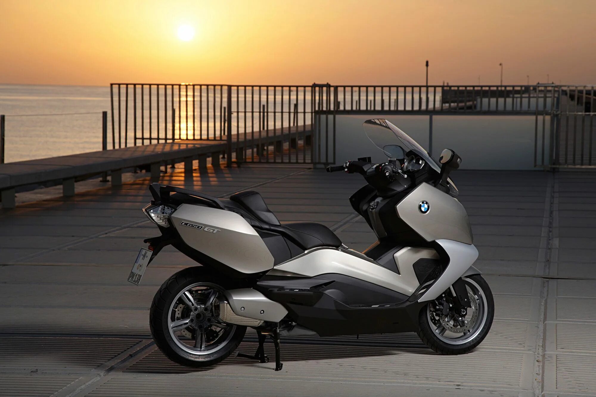 Скутер BMW c650gt. Максискутер БМВ c650gt. BMW 650 gt. BMW максискутер 650.