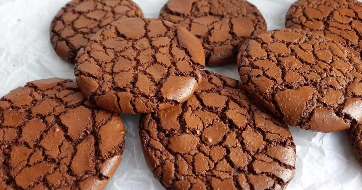 Круглые печеньки с шоколадом. Печенье с какао. Шоколадные печеньки. Печенье политое шоколадом. Шоколадная выпечка.