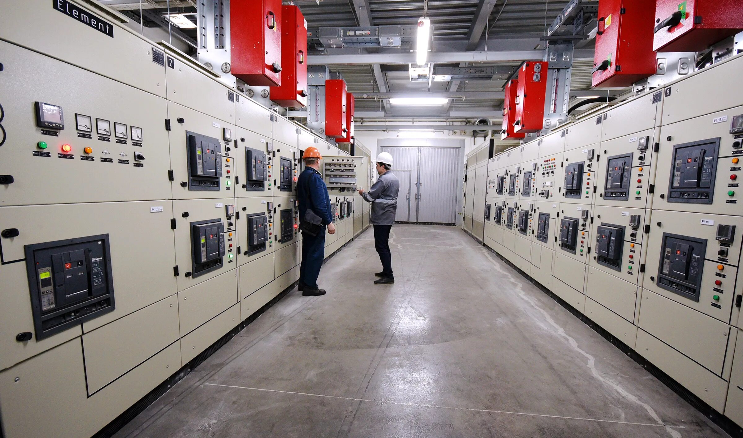 на заводе 14 малых. производственная компания. на заводе 14 малых. северский трубный завод вакансии. производство на предприятии.