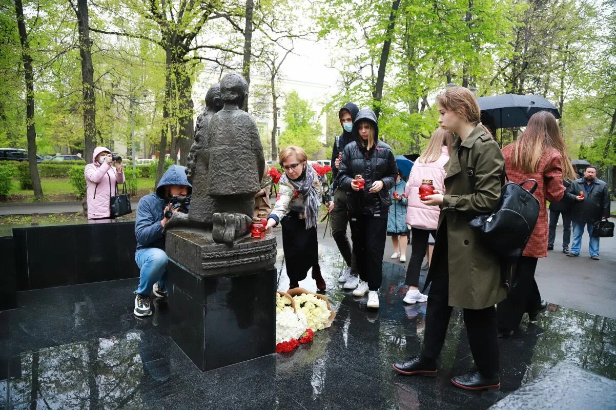 Дети гибла. Памятник детям Липецк. Памятник погибшим детям в Казани. Памятник детям в Верхнем парке Липецка.