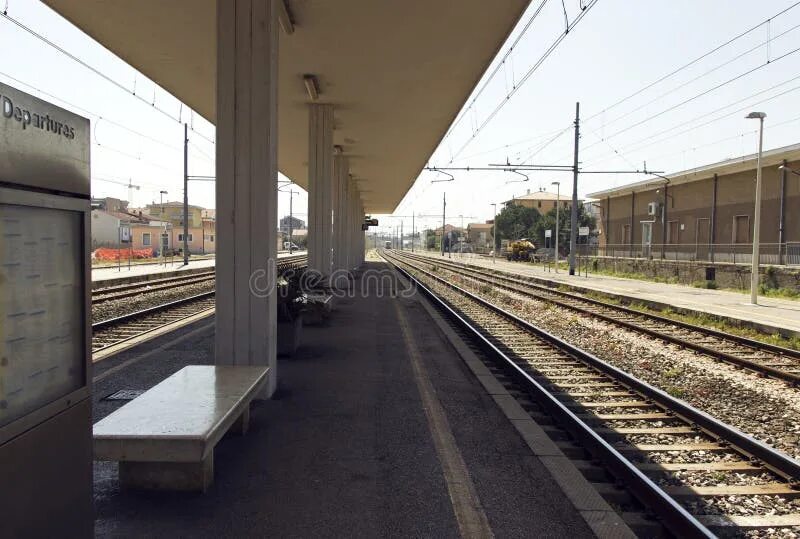Empty station. Пустая станция. поезд с пустыми платформами. фон дж станция. railway station modern.