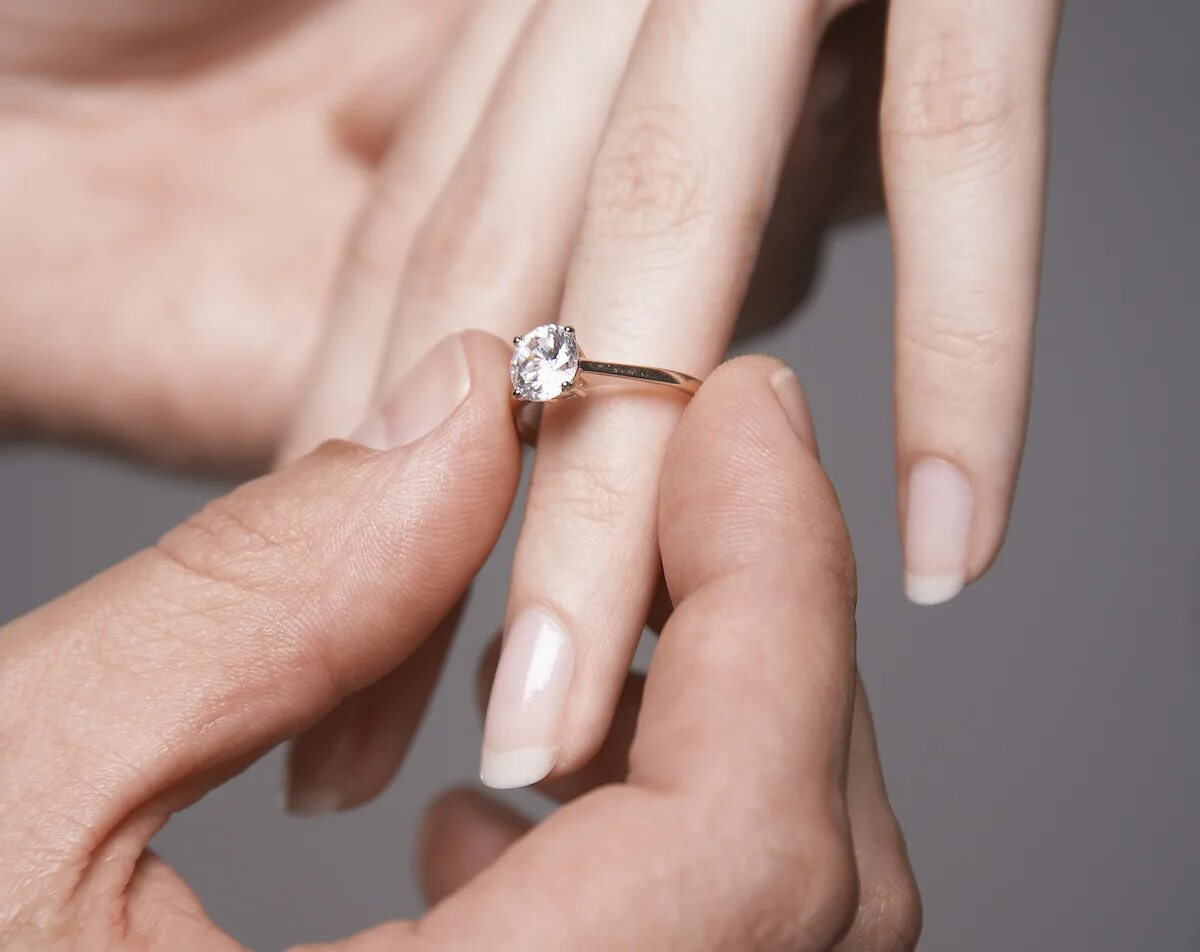 Простое кольцо девушке. Никох узук. Кольцо с бриллиантом на пальце. Помолвочное кольцо. Кольцо с бриллиантом на руке.
