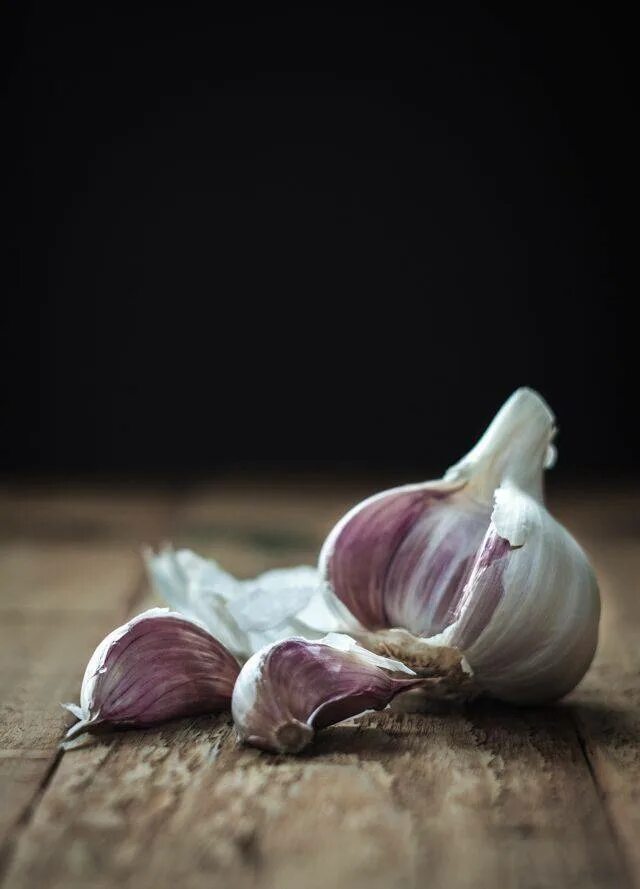Приснился сон про чеснок. К чему снится чеснок головками. Сонник миллера чеснок. Натюрморт с луком и чесноком. К чему снится чеснок.
