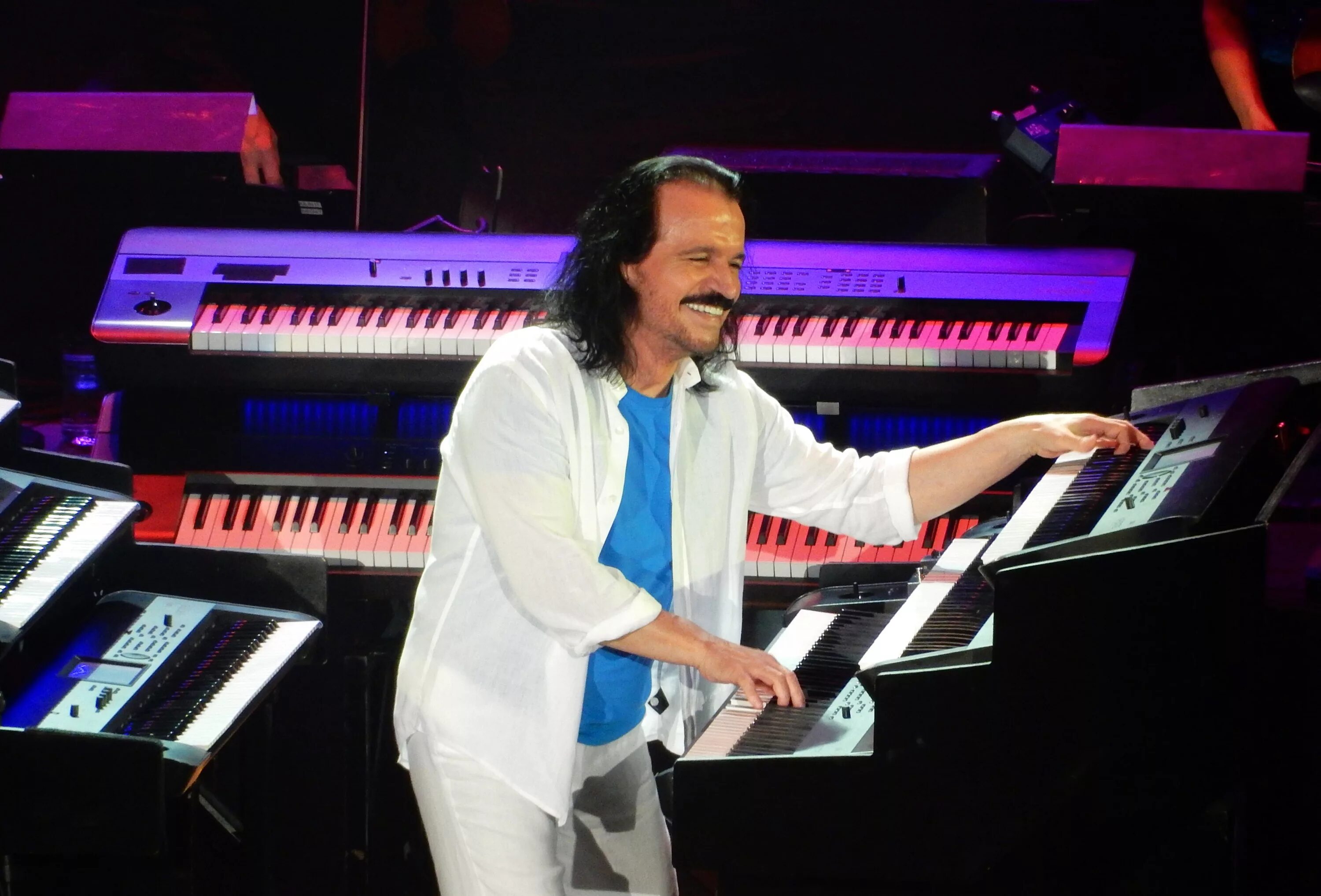 Янни хрисомаллис концерт. Янни греческий композитор. Янни хрисомаллис 2021. Yanni Live! The Concert event яни. Концерт янни хрисомаллис 2021.