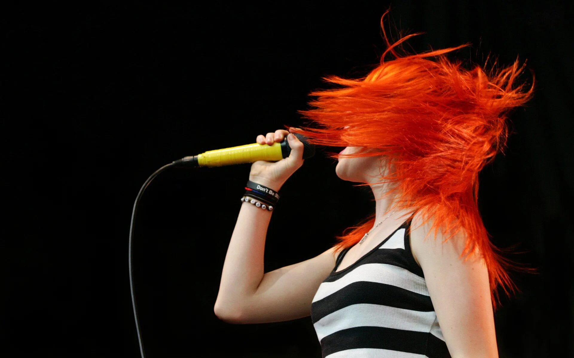 Поющий волос. Певица Хейли Уильямс. Хейли Уильямс 2009. Хейли Уильямс рыжая. Hayley Williams с микрофоном.