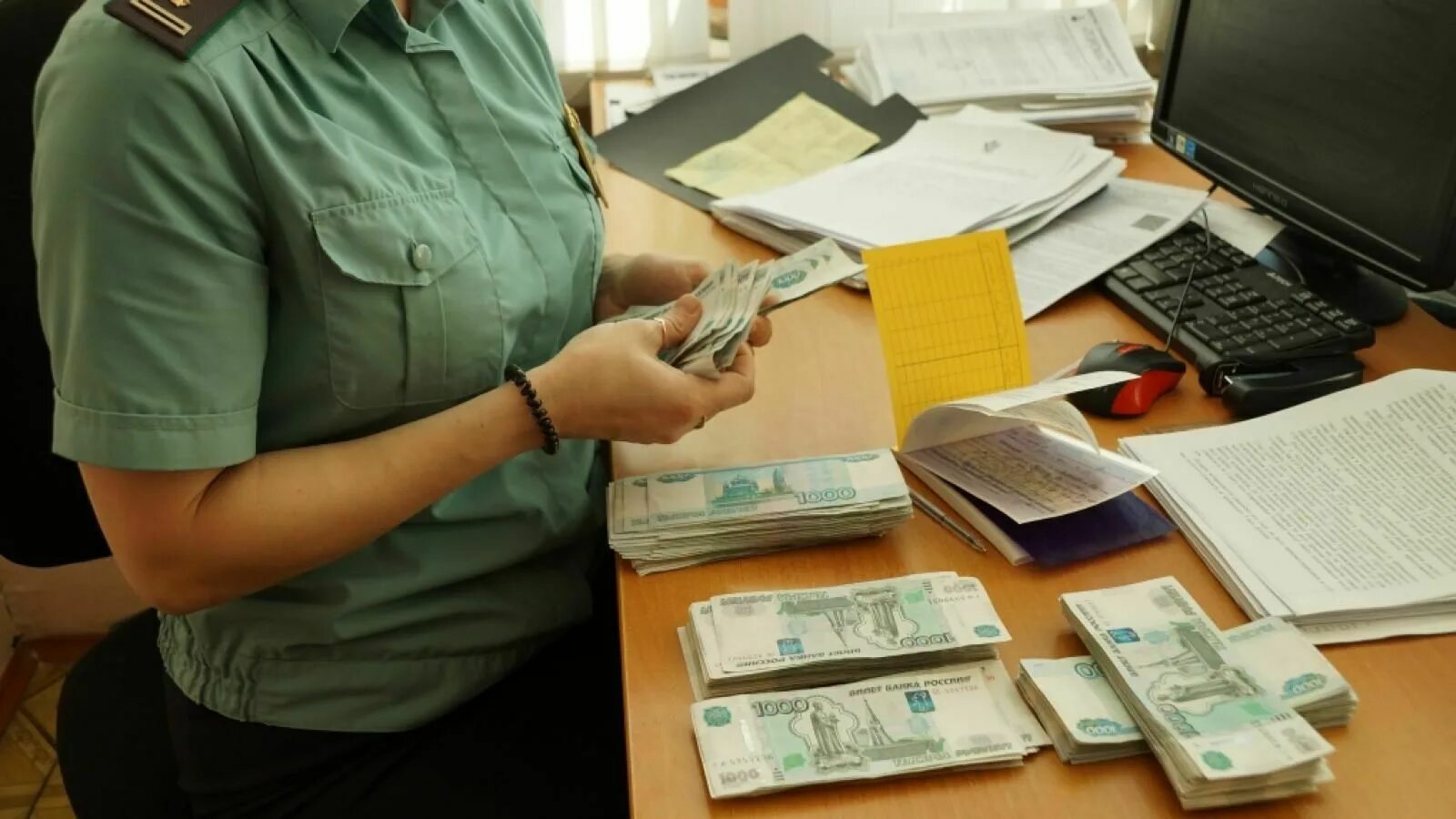 Взыскание через работодателя. Взыскание зарплаты. взыскание долгов приставы. судебные приставы взыскать долги. задолженность по зарплате.