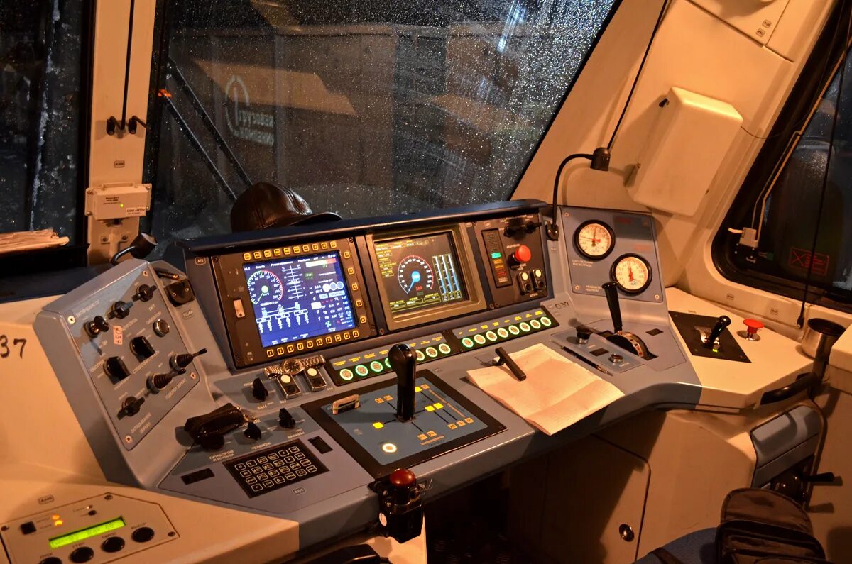 кабина машиниста тепловоза с машинистом. локомотивы кабина машиниста. электровоз ермак кабина машиниста. эп2к-001 кабина. локомотивы кабина машиниста.