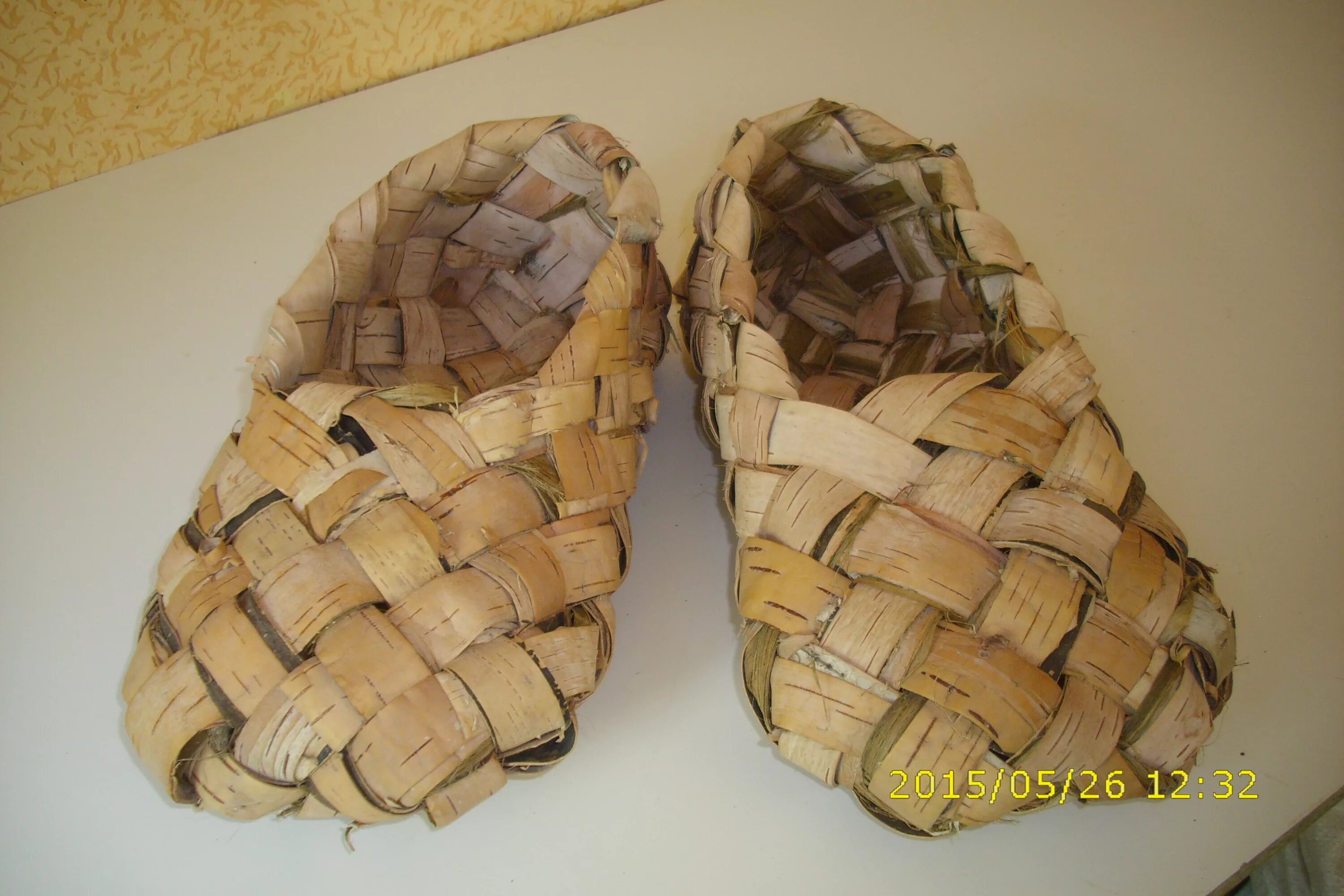 Лапти из лыка. Как сделать лапти для костюма. Тапочек из лент. Как сделать лапти для костюма. Мастер-класс сувенир лапти.