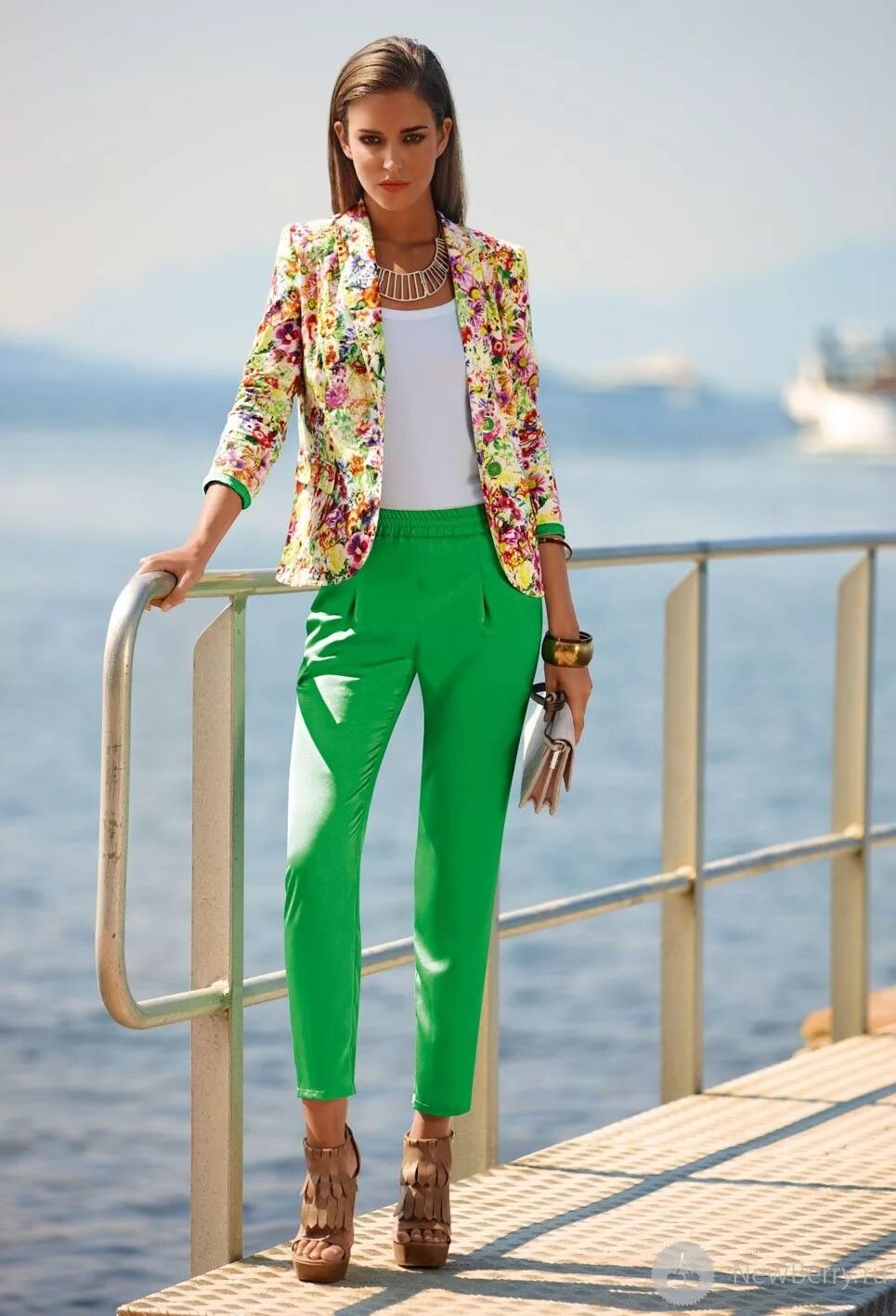 брюки палаццо осень 2022. стильные летние образы с платьем. модная одежда для женщин 2024 лето. модные образы на лето 2022 женские. стильные весенние образы.