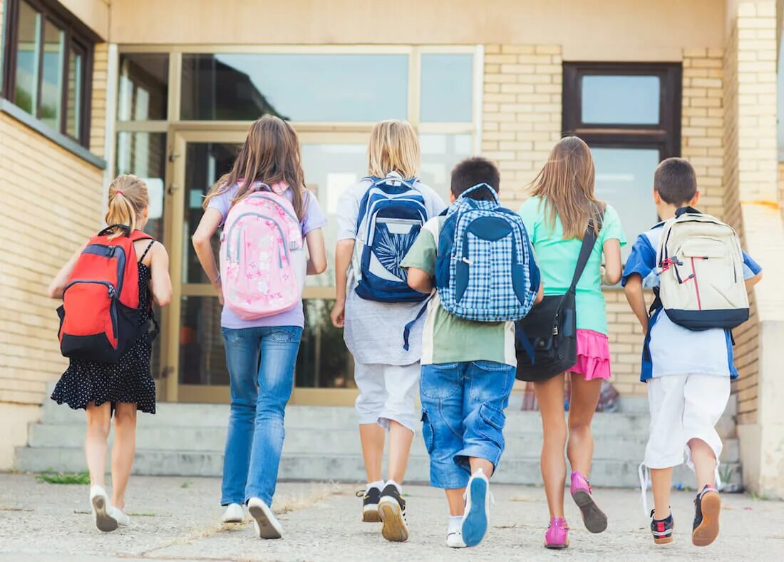 Primary students. Дети идут в школу. Школьники идут в школу. Школьник с рюкзаком. Рюкзак для подростка.