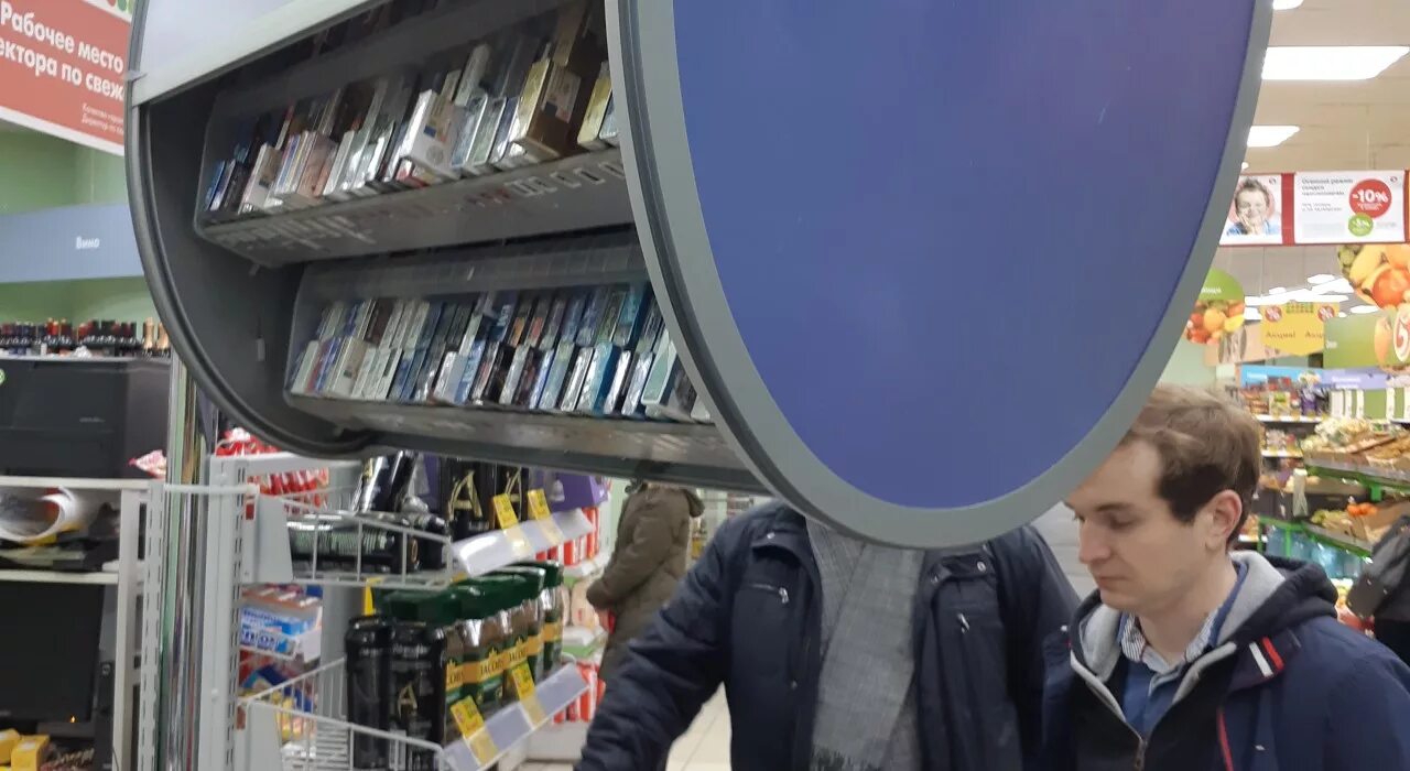 Сигареты в пятерочке ассортимент. Сигареты в пятерочке. табак в пятерочке. сигареты на кассе в пятерочке. курево в пятерочке.