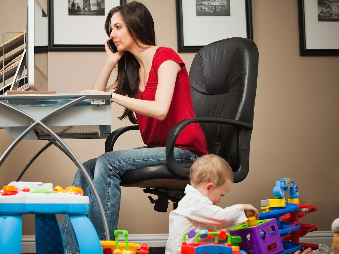 Женщина в декрете. Женщина с ребенком за компьютером. Мама в декрете работает. Мама без интернета