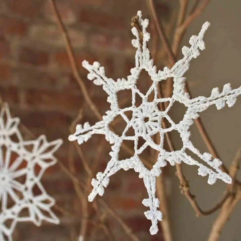 Снежинка оригинальная на конкурс. Снежинка оригинальная на конкурс. Оригинальная снежинка поделка. Снежинки в разных техниках из разных материалов. Необычная снежинка на конкурс.