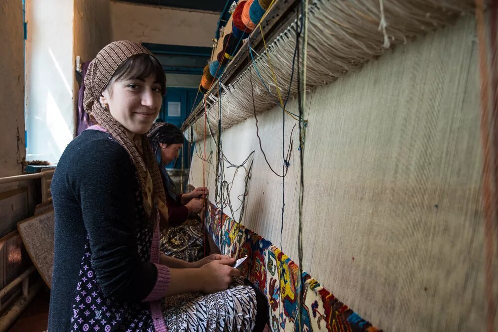 Таджики в дагестане. Народные промыслы Дагестана ковроделие. Дагестан промыслы народные ковроткачество. Ковроткачество в Дагестане. Ковровое искусство Дагестана.