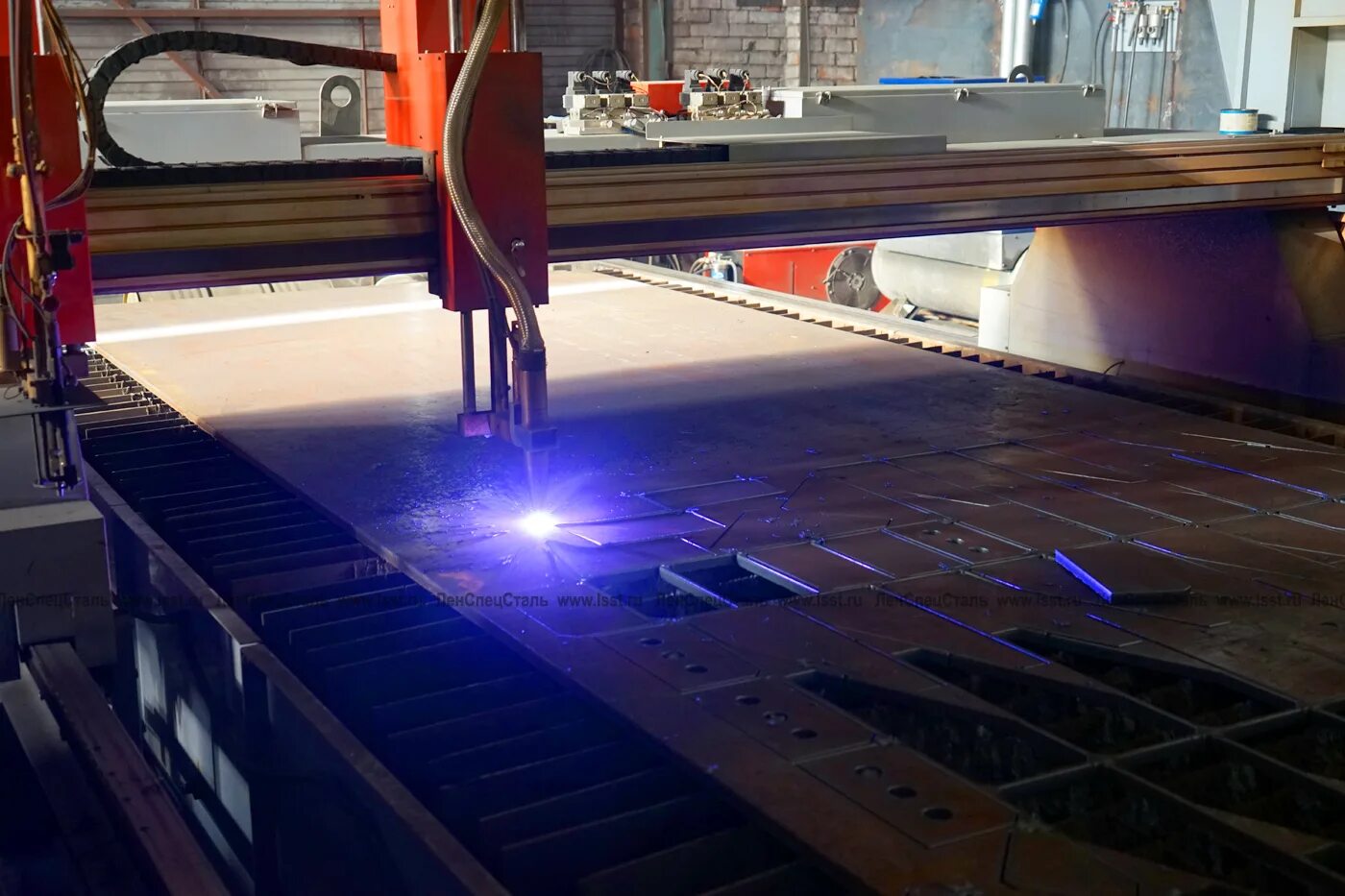 Плазма металл. Плазменная резка pmx45. Плазменная резка листового металла. Обработка материалов с помощью лазеров. Лазерный резак по металлу.