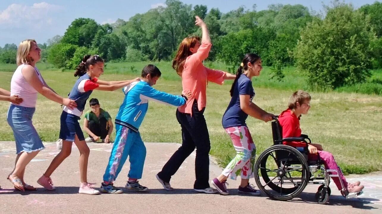 Дети инвалиды в лагере. Семья с ребенком инвалидом. Дети с ограниченными возможностями. Дети Здоровые и с инвалидностью.