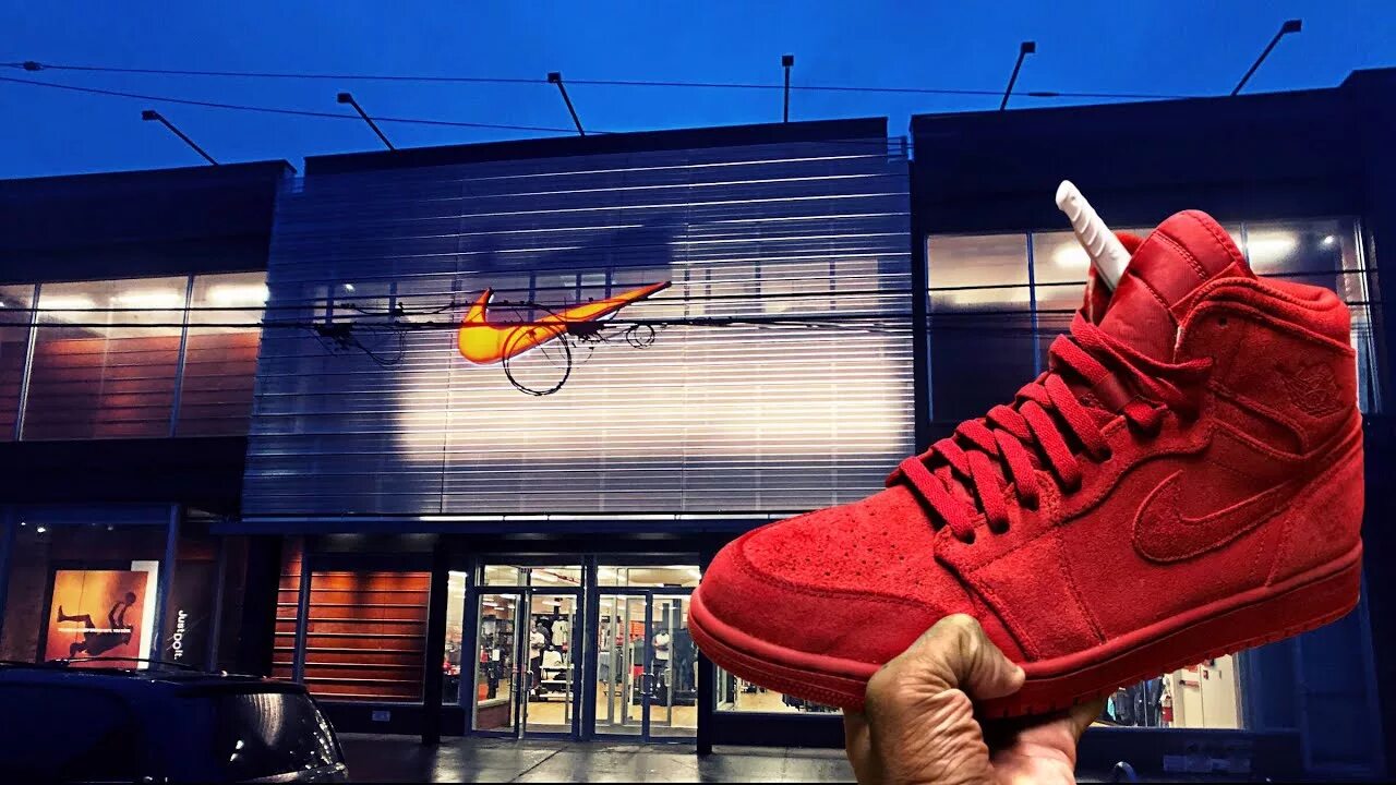 Кроссовки найк в москве outlet nike. Nike Brooklyn. Nike Brooklyn New York. Зипка Brooklyn Nike. Ритейл найк 2022.