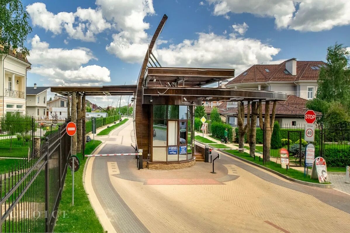 Часы на новой риге. Новорижское шоссе 22 глобус. Архангельское аутлет деревня. Новая рига аутлет виладж. Часы на новой риге.