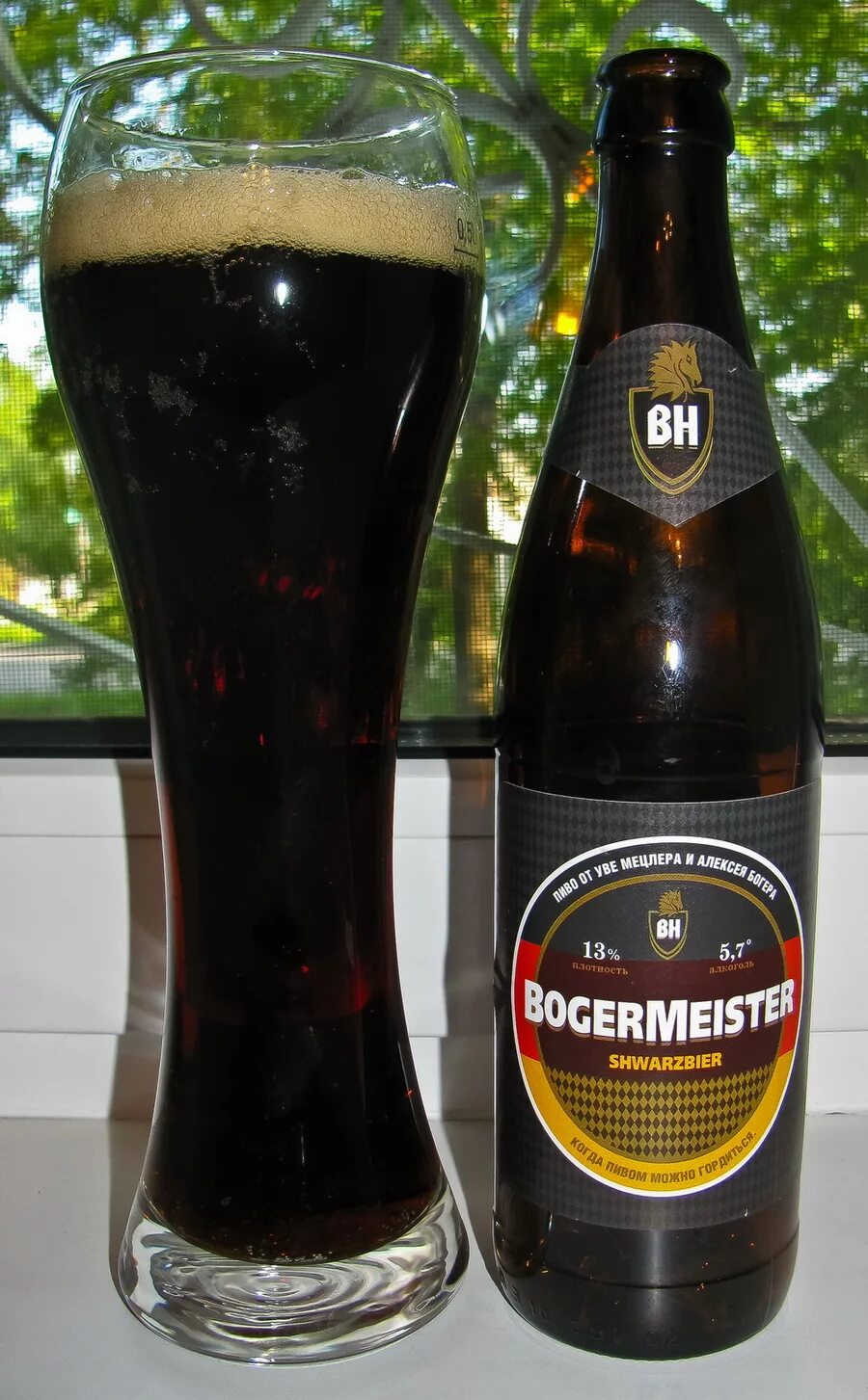 Einsiedler Schwarzbier пиво. Немецкое черное пиво Шварц бир. Бельгийский темный Эль. Бельгийский Эль пиво.