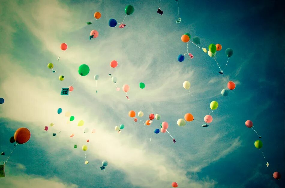 Воздушные шарики во сне. Шары в небе. Воздушные шарики в небе. Праздничные шарики в воздухе. Шарики улетают в небо.