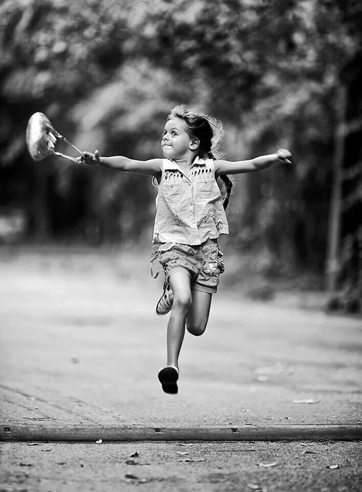 Девочка бежит. Счастливая девочка. Дети бегут. Радость жизни. Главное радуйся жизни