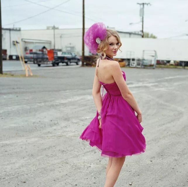 Тейлор Свифт в розовом платье. Платье розовое. Девушка в розовом платье. Образ с розовым платьем. Видео розовое платье