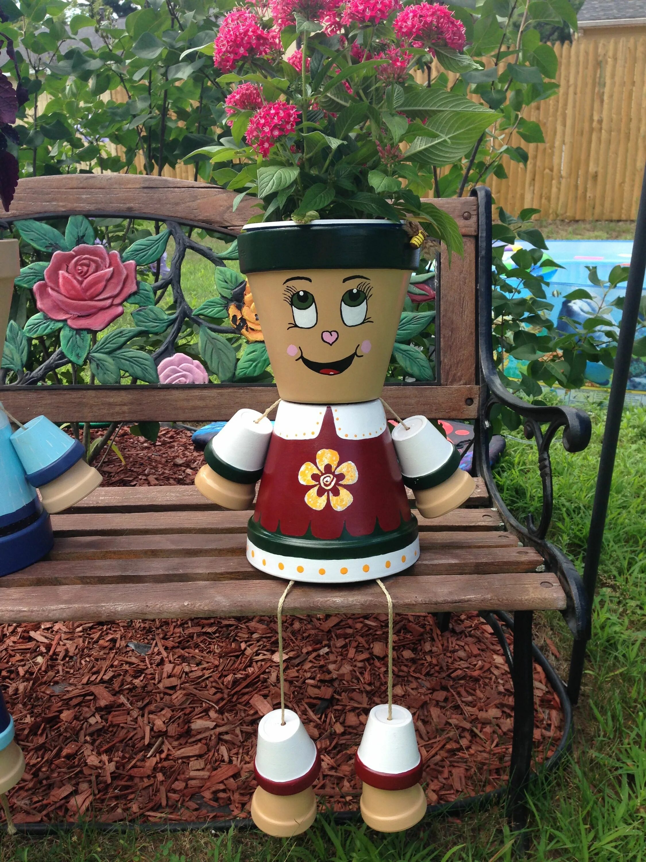 человечки из горшков для цветов. фигуры из горшков. цветочные горшки из майонезных ведерок. поделки горшок. человечки из цветочных горшочков.