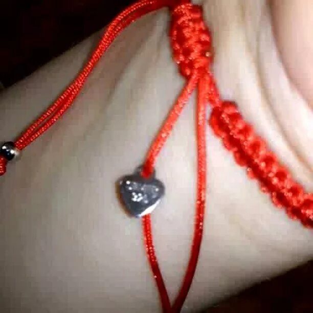 можно самому завязывать красную нить. можно самому завязывать красную нить. заговор при завязывании красной нити на руке. красная шерстяная нитка. как завязать красную ниточку.