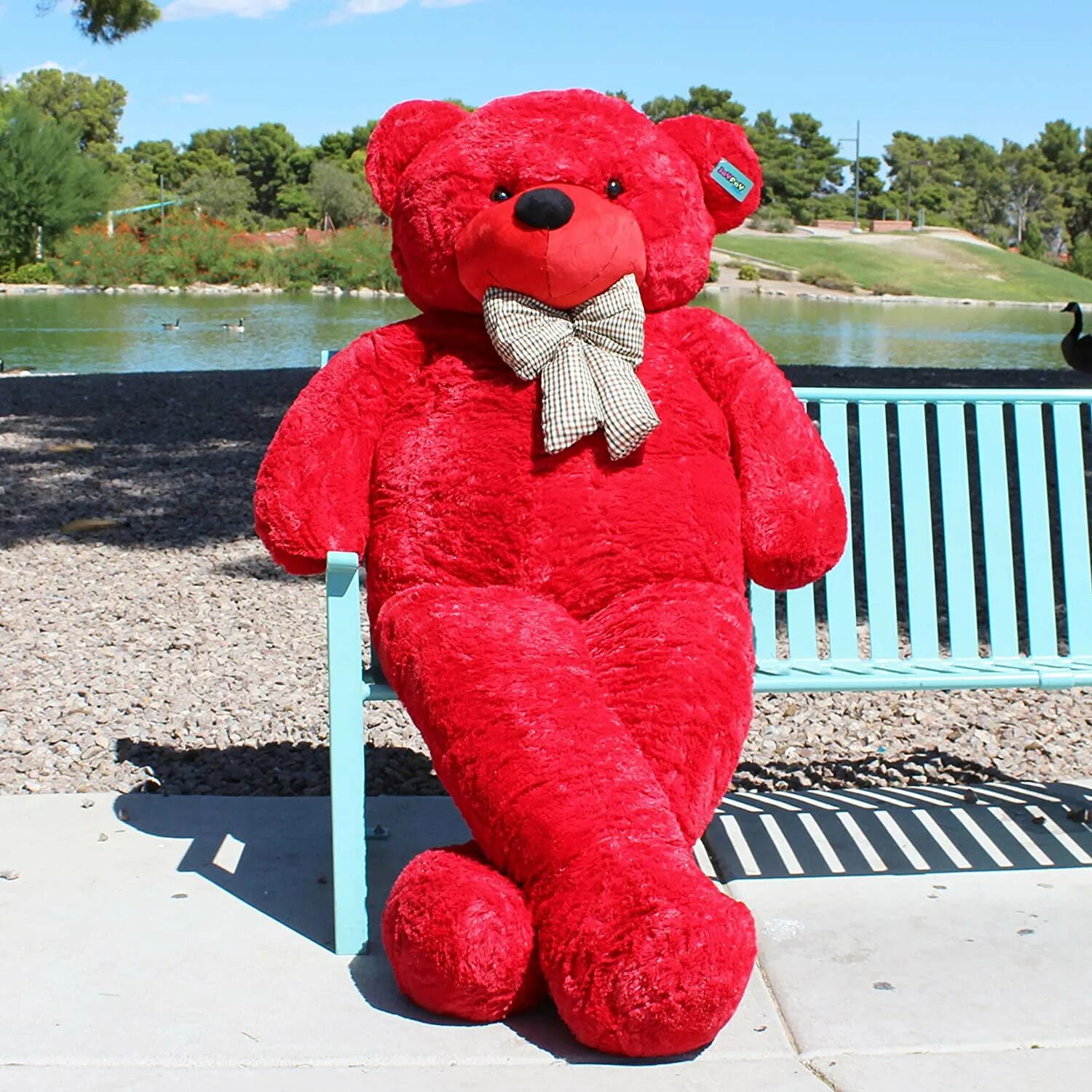 Красный плюшевый мишка. Красные плюшевые игрушки. Красный плюшевый медведь. Красный медведь плюшевый большой.