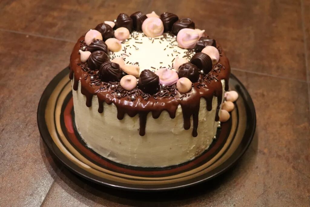 подтёки на торте из глазури шоколадной.