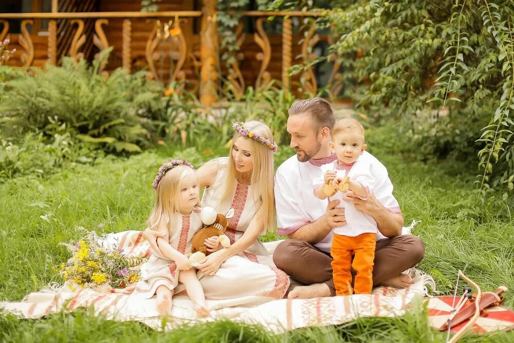 Ни одну семью. Счастливый ребенок с родителями. Семя. Ни одну семью. Ни одну семью.