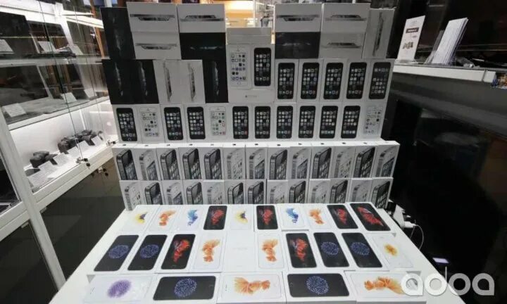 Apple iphone 12 pro. Айфоны рядом со мной. Коробки айфонов. Аблошкаи айфон. Iphone 13 pro белый.