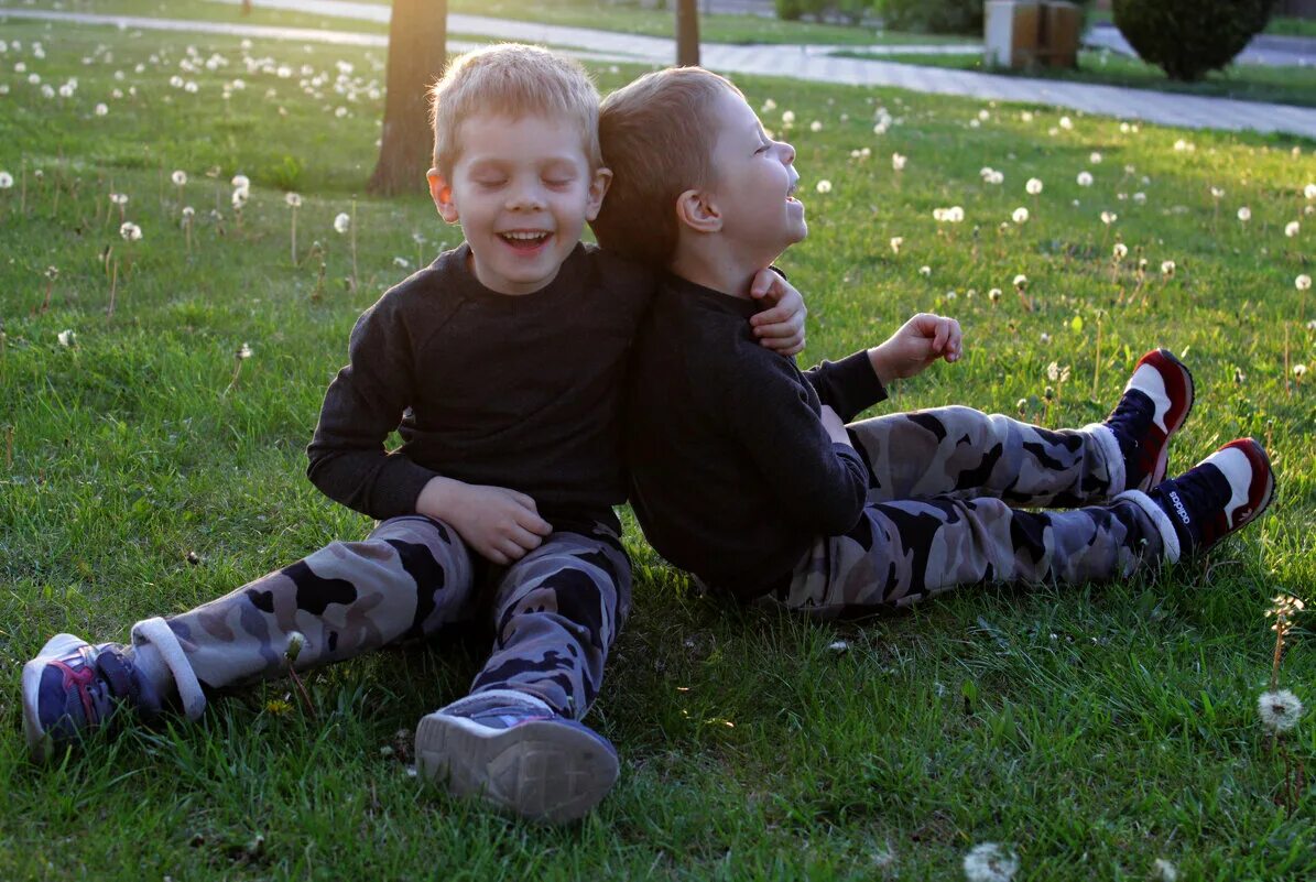Какую песню поют пьяные. Два парня поют. Веселый гармонист. Пьяный мужик с гармонью. Какую песню поют пьяные.