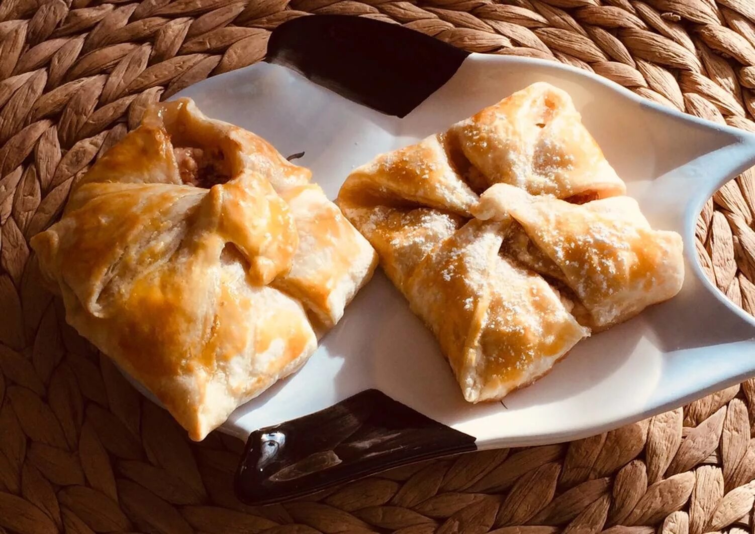 пироги конвертиком. конвертик с мясом выпечка. конвертики из слоеного теста. конвертики из слоеного теста с яблоками. сладкие конвертики из слоеного теста.