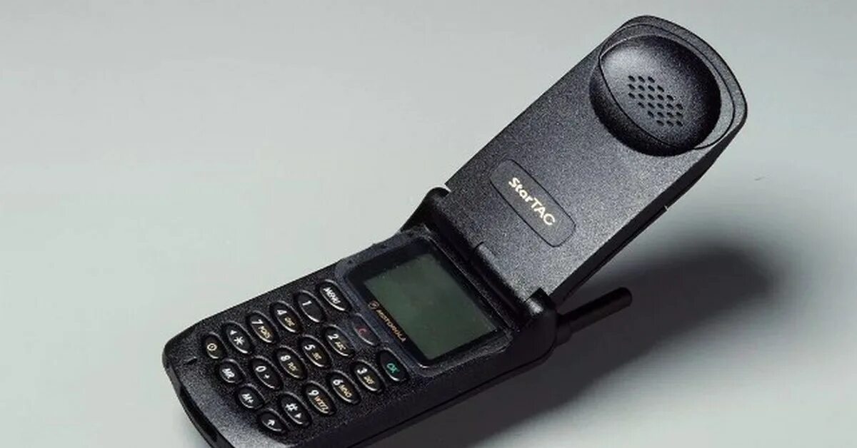 Телефон 90 е. Моторола стартак. Motorola STARTAC 1996. Motorola STARTAC первые телефоны. Сотовый Моторола 90-х.