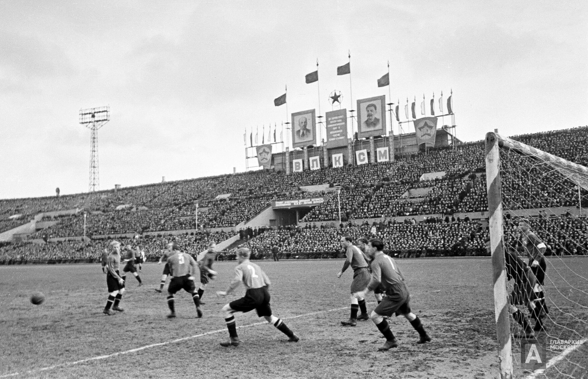 1928 год санкт петербург. Стадион Динамо Москва 1928. Стадион Динамо 1930-е Ленинград. Стадион Динамо 1928 год. Стадион Динамо в Москве в 1930е.