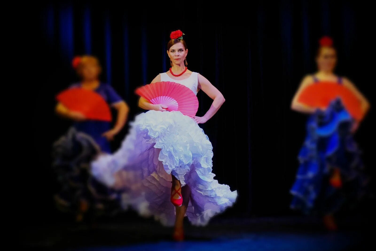 мантилья фламенко. испанки в танце фламенко. бата де кола фламенко. испанка фламенко. испанка фламенко.