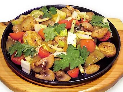 Пельмени с овощами на сковороде