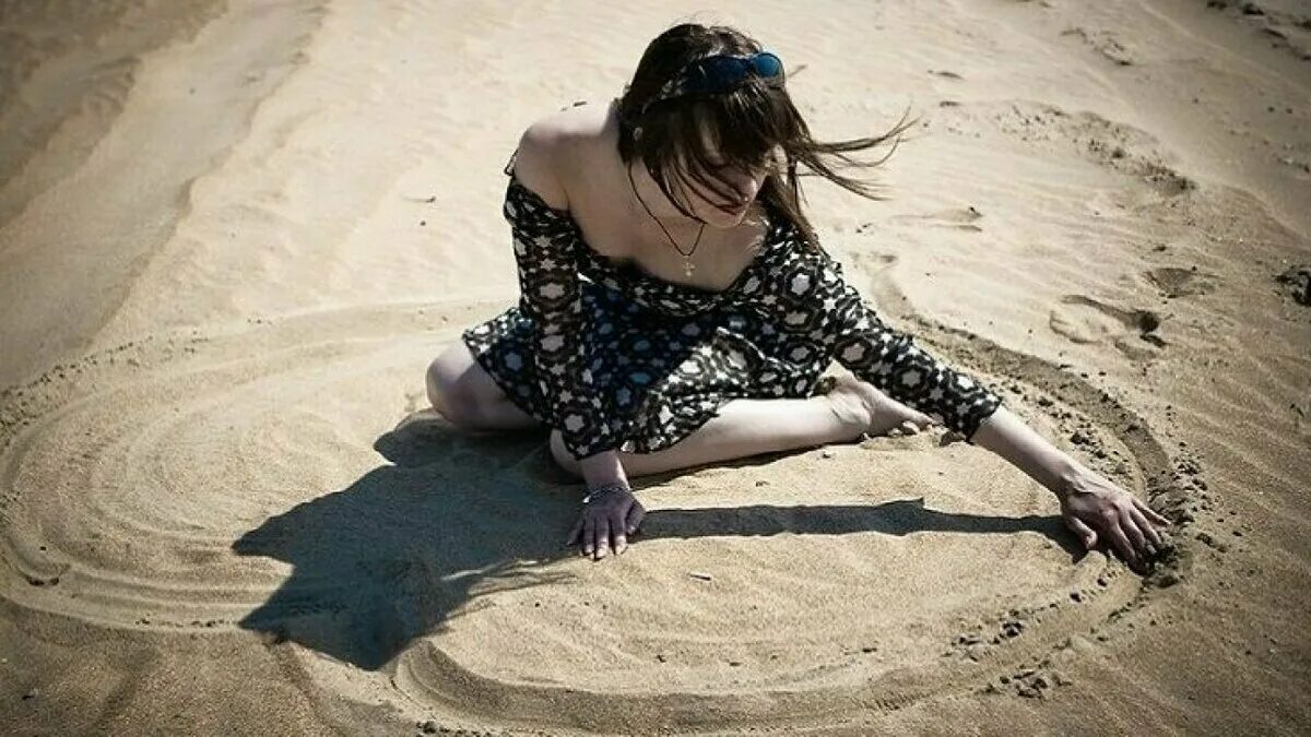 Личные границы. Девушка на песке. Фотосессия на песке.