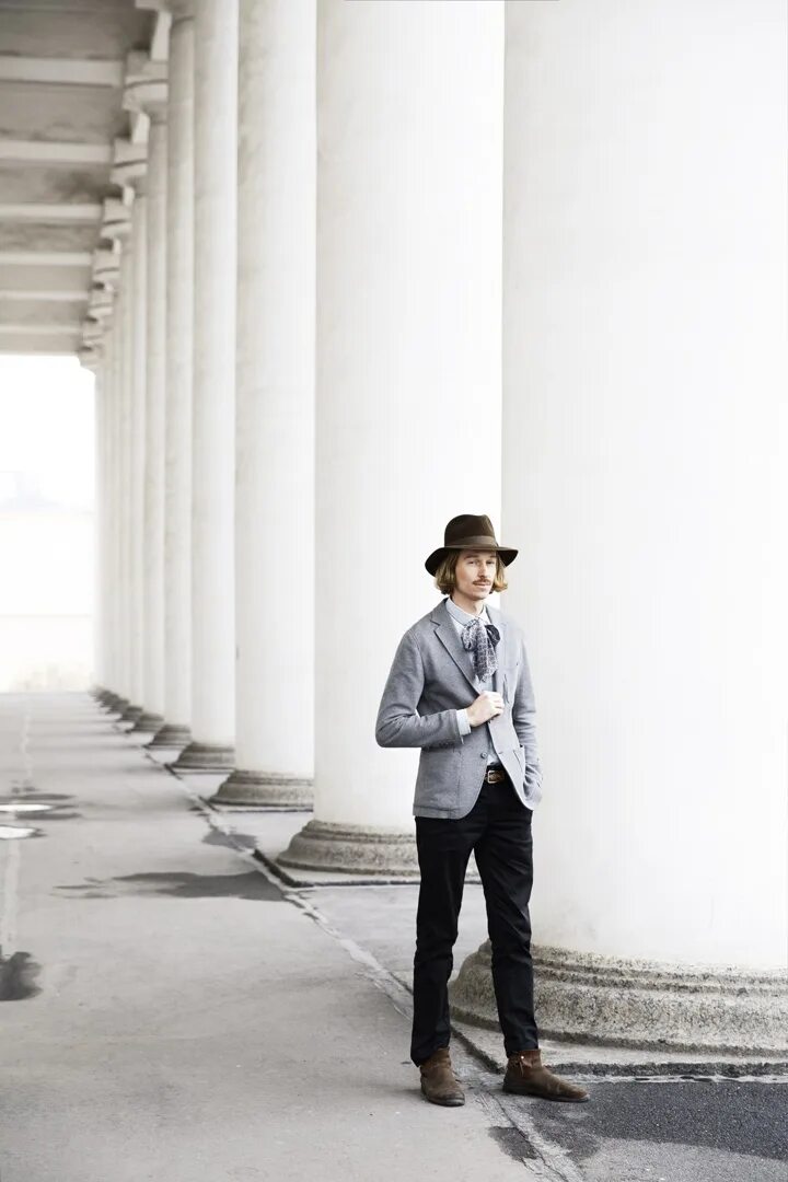 Синоним к слову долговязый. Спавший в углу долговязый парень лет семнадцати проснулся и сел. Спавший в углу долговязый парень. Спавший в углу долговязый парень лет 17 проснулся и сел по турецки. Спавший в углу долговязый парень лет.