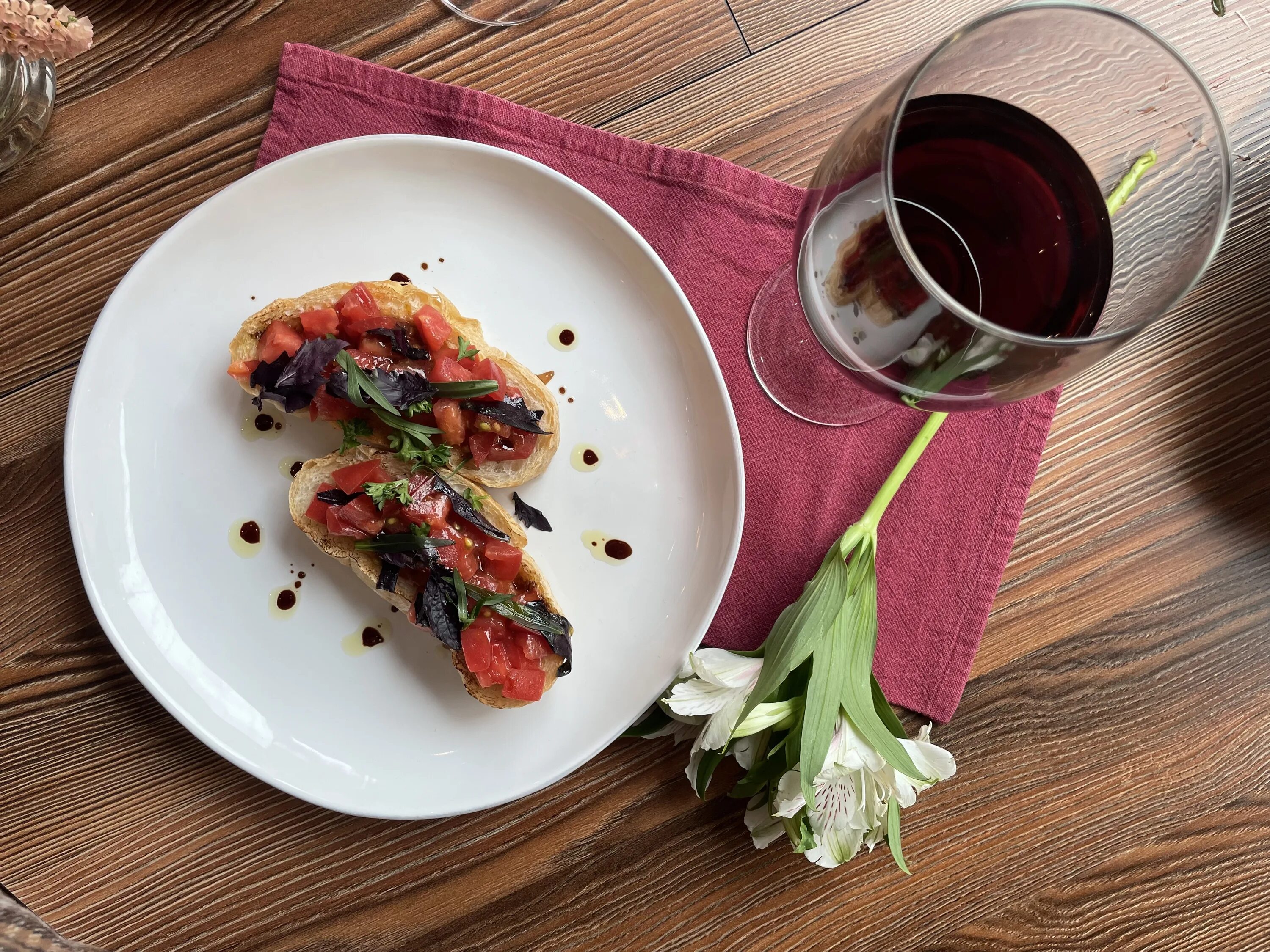 Ресторан красивый в москве новый. Ресторан opus на арбате. Интерьер ресторан в стиле нью йорка сохо. Летняя веранда ресторан балконъ. Guests in the city ресторан.