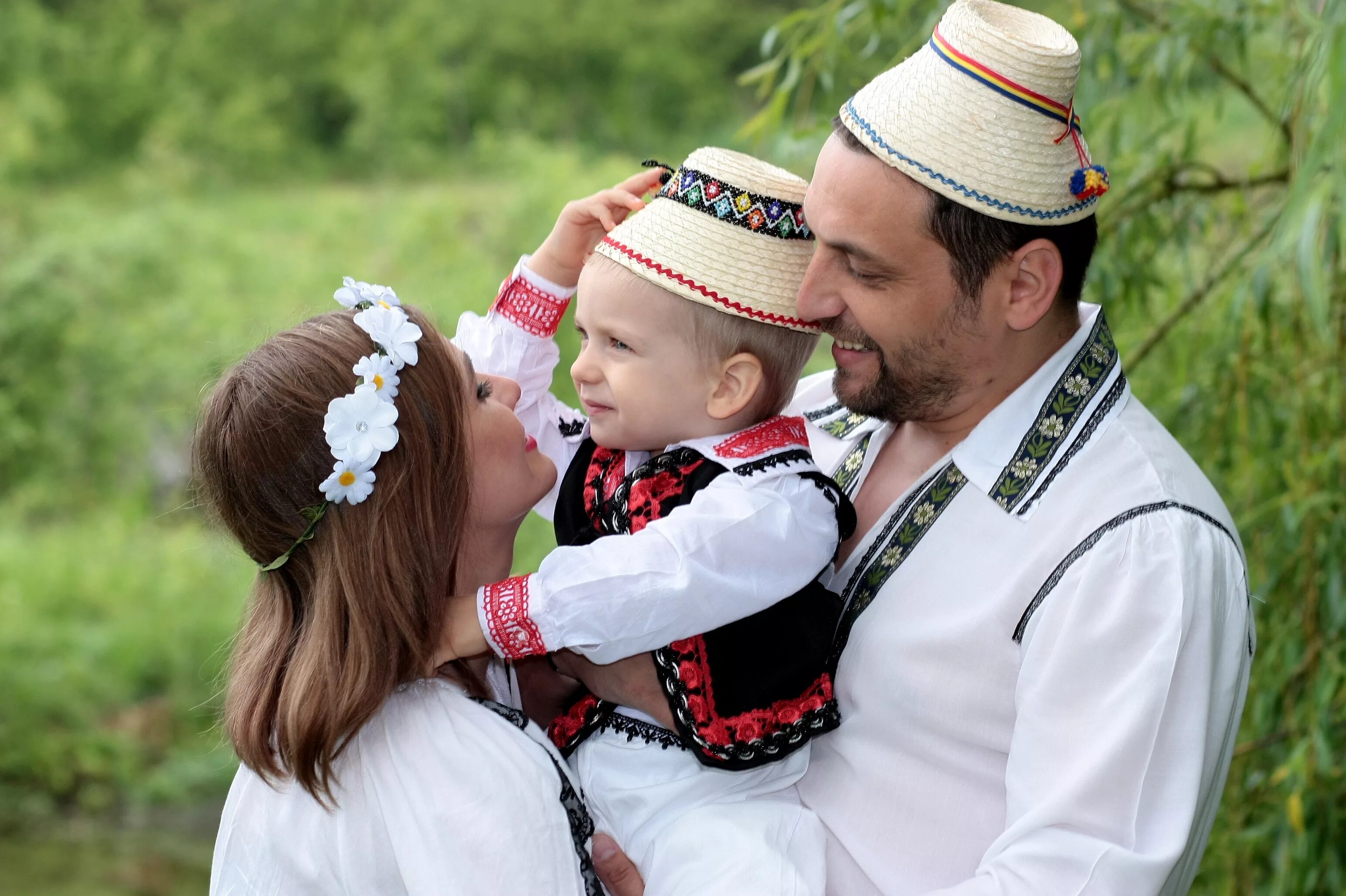 Молдаване как правильно. Семейные традиции Болгарии. Семья в Болгарии. Семья в Румынии. Национальная семья.