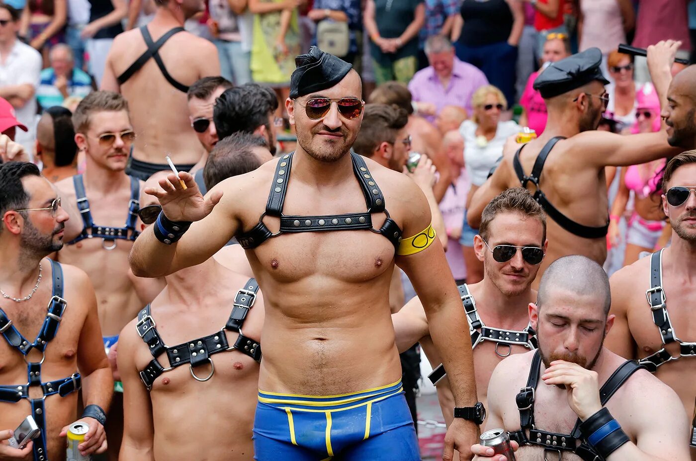 Покажи видео мужиков. Парад мужиков. Пидорский парад. Смешной парад. ЛГБТ парад парни.