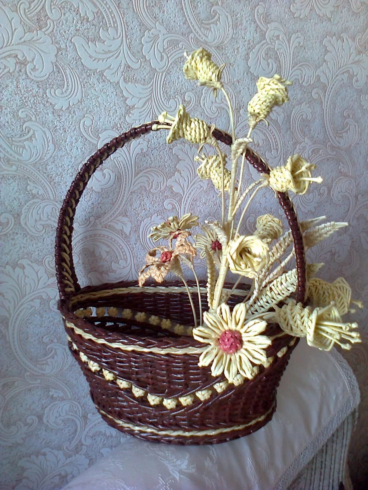 корзинка из бумаги плетеная. плетеная открытка. плетеная открытка. плетение из полос бумаги. открытка плетеное сердечко.