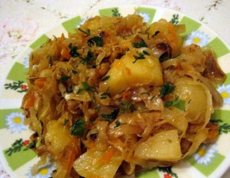 Как приготовить свежую капусту с картошкой. Тушёная капуста с тушёнкой. солянка с капустой и картошкой и мясом. картошка с квашеной капустой. тушёная капуста с картошкой и мясом.