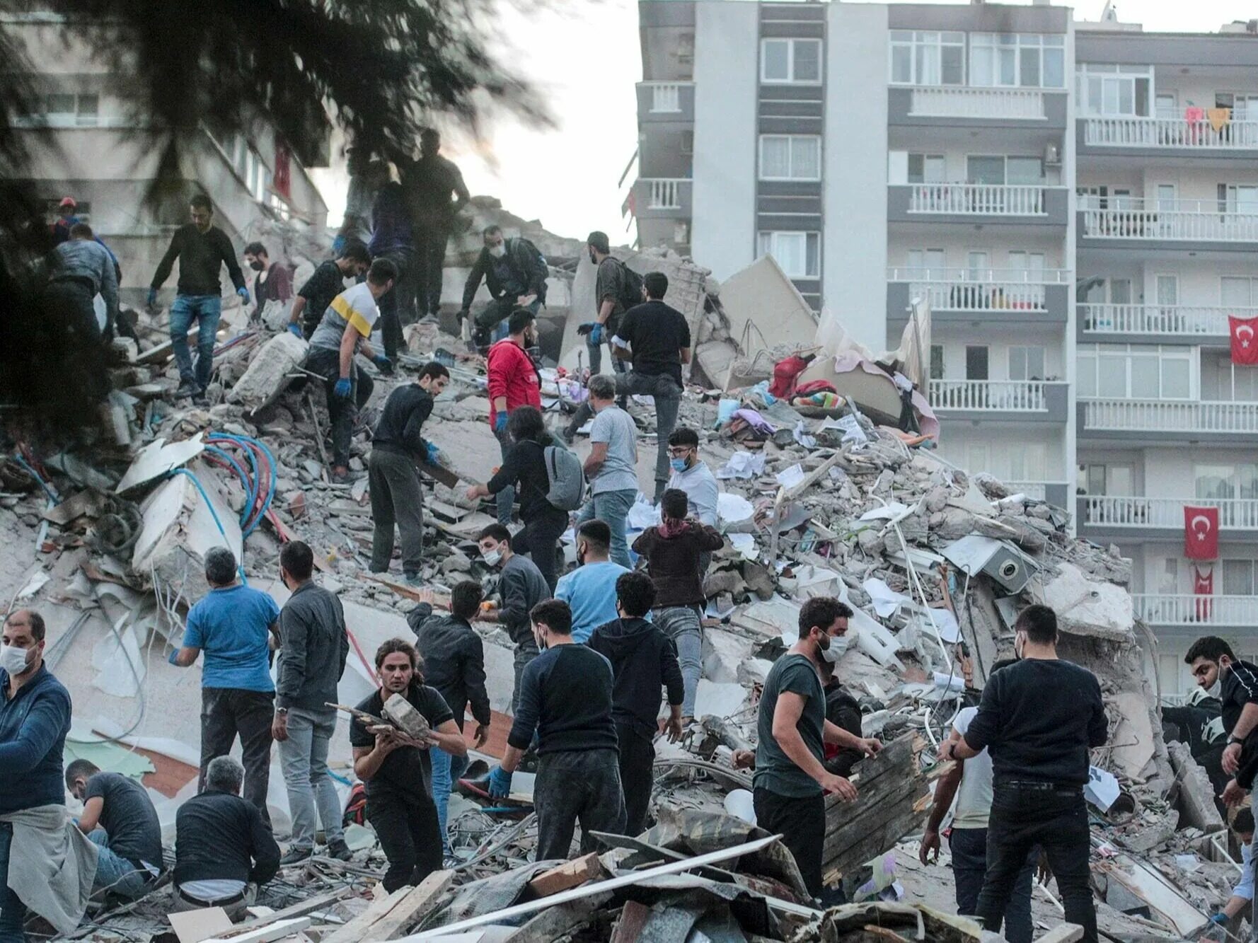 Землетрясение момент. Землетрясение. Ситуация в Турции на сегодняшний день. Турция люди. Туристы в Турции.